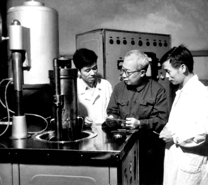 70年代初期李薰（中）在金属所实验室与庄育智（右一）等讨论难熔金属的熔炼问题.jpg